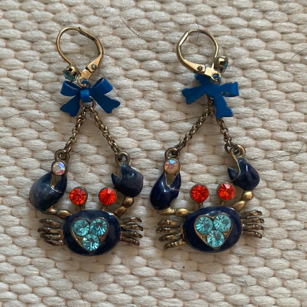 betsey johnson crab earrings